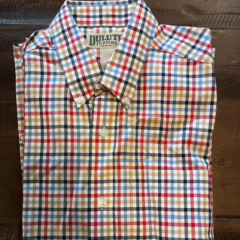 Duluth trading Company men’s short sleeve button up size medium trim